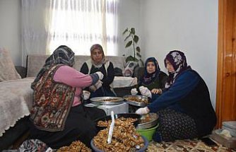 Kadınlar ipe ceviz dizerek hem ev ekonomisine katkı sağlıyor hem de zamanlarını değerlendiriyor