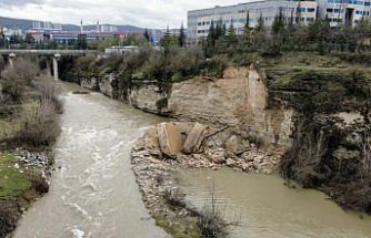 Karabük'te yamaçtan kopan kaya parçaları çaya düştü