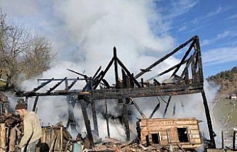 Kastamonu'da çıkan yangında 2 katlı ahşap ev kullanılamaz hale geldi