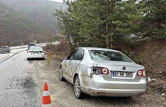 Kastamonu'da refüje çarpan otomobildeki 3 kişi yaralandı