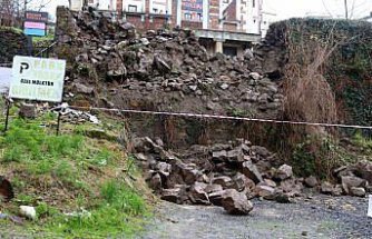 Ordu'da istinat duvarının çökmesi sonucu park halindeki 3 araçta hasar oluştu