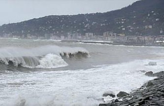 Rize ve Trabzon'da denizde fırtına etkili oldu