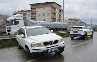 Samsun'da bariyere çarpan cipin sürücüsü ile oğlu yaralandı