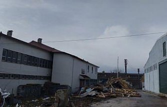 Samsun'da kuvvetli rüzgar çatıları uçurdu