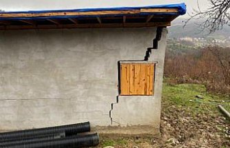 Sinop'ta heyelan sonucu bir ahır hasar gördü, yolda çökme oluştu