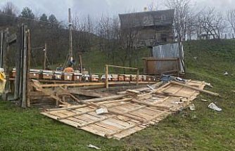 Sinop'ta kovanların yerleştirildiği arılığın rüzgarda uçması güvenlik kamerasında