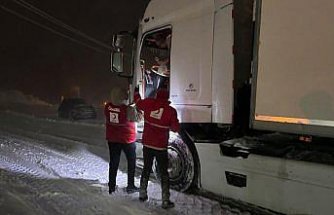 Tokat-Sivas kara yolunda kar nedeniyle yolda kalanlara AFAD ve Kızılay kumanya dağıttı