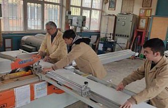 Tosya’da öğrenciler ihtiyaç sahibi ailenin mutfağını yeniledi