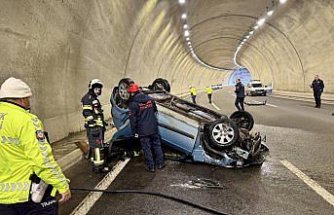 Trabzon'da devrildikten sonra yanan otomobilin sürücüsü yaralandı