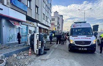 Trabzon'da kontrolden çıkan otomobilin devrilmesi güvenlik kamerasına yansıdı
