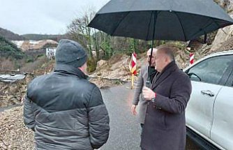 Ünye Belediye Başkanı Tavlı, heyelan nedeniyle kapanan yolda incelemede bulundu