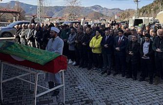 Vefat eden eski milli kadın futbolcu Nurcan Çelik, Artvin'de toprağa verildi