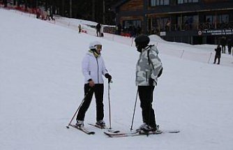 Yurduntepe Kayak Merkezi'nde ziyaretçiler hem kayak yaptı hem de halay çekip eğlendi