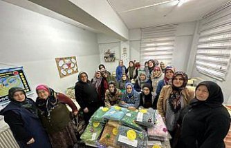 Zonguldak'ta kursiyer kadınlar ördükleri atkı ve bereleri depremzede çocuklara gönderdi