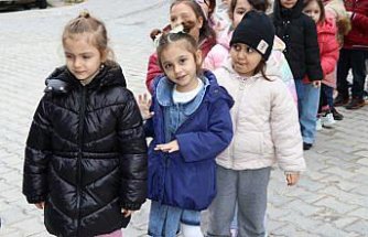 Amasya'da anaokulu öğrencileri, harçlıklarıyla bakkalın veresiye defterindeki borçları ödedi