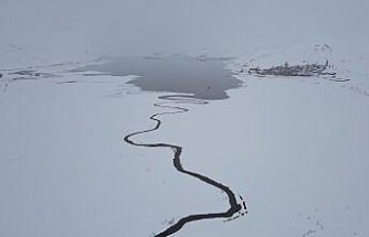 Bayburt'ta menderesler karla kaplandı