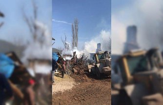 Bolu'da çıkan yangında 2 katlı ev ve ahır kullanılamaz hale geldi