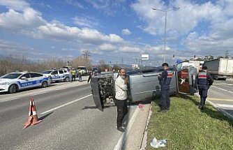 Bolu'da kamyonla çarpışan otomobildeki 6'sı çocuk 9 kişi yaralandı
