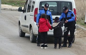 Çorum'da polis ayakkabıları eskiyen iki çocuğa bot hediye etti