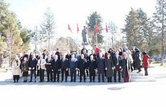 Çorum'da “14 Mart Tıp Bayramı“ kapsamında Atatürk Anıtı'na çelenk sunuldu
