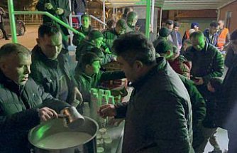 Çorum'da Kadir Gecesi dolayısıyla vatandaşlara yaklaşık 100 kilogram süt ikram edildi