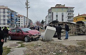 Çorum’da tarım işçilerini taşıyan minibüs ile otomobilin çarpışması sonucu 5 kişi yaralandı