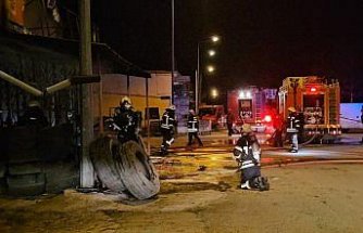 Çorum’da yangın çıkan oto lastik servisinde hasar oluştu