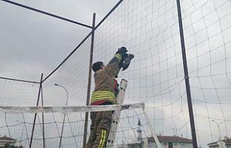 Düzce'de basket sahasında fileye dolanan kargayı itfaiye kurtardı