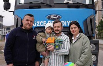 Düzce'de temizlik işçilerinden her gün kendilerini bekleyen 20 aylık bebeğe hediye