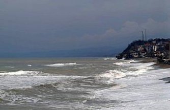 Düzce'nin Karadeniz kıyısında kuvvetli rüzgar etkili oldu