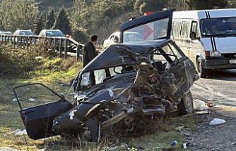 Karabük'te otomobille kamyonun çarpıştığı kazada 2 kişi öldü, 4 kişi yaralandı