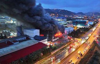Trabzon'da fındık fabrikasının deposunda çıkan yangına müdahale ediliyor