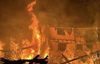 Karabük'te 2 katlı ahşap ev ve odunluk yandı