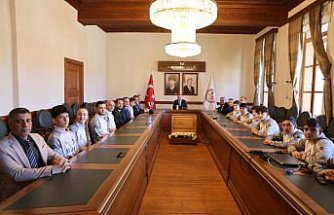 Kastamonu Valisi Dallı, voleybolda Türkiye şampiyonu olan öğrencilerle bir araya geldi