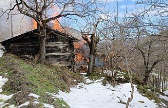 Kastamonu'da çıkan yangında 2 ev kullanılamaz hale geldi