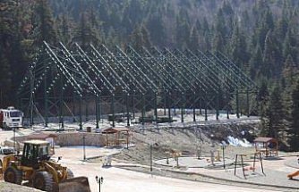 Küre Belediye Başkanı Turhan, yapımı devam eden halı sahada inceleme yaptı