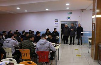 Of Kaymakamı Akça, lise öğrencileriyle iftar yaptı