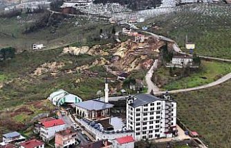 Ordu'da heyelan nedeniyle 2 ev ile halı saha yıkıldı