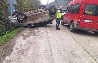 Samsun'da devrilen otomobildeki 2 kişi yaralandı