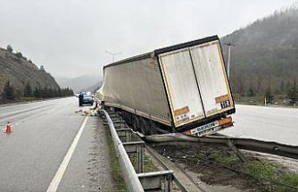 Samsun'da freni boşalan tır refüje çıktı