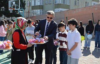 Samsun'da öğrenciler önce bayramlaştı sonra mendil içinde bayram harçlığı aldı