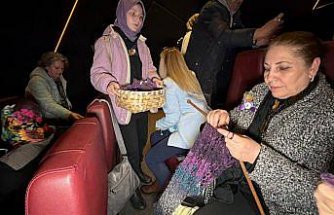 Sinemada buluşan kadınlar ihtiyaç sahibi çocuklar için örgü ördü