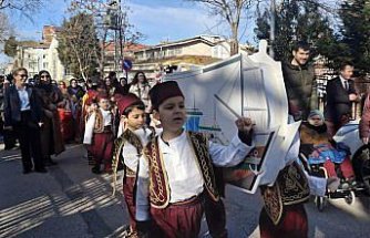 Sinop'ta anaokulu öğrencileri, gemi maketiyle dolaşarak bahşiş topladı