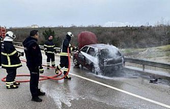 Sinop'ta seyir halindeyken yangın çıkan otomobildeki 2 kişi yaralandı