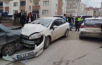 Sinop'ta üç aracın karıştığı kazada 2 kişi yaralandı