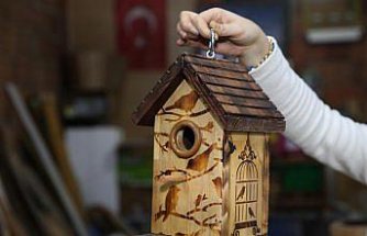 Tasarımlarını evinin bodrumunda ahşap sanatıyla şekillendiriyor