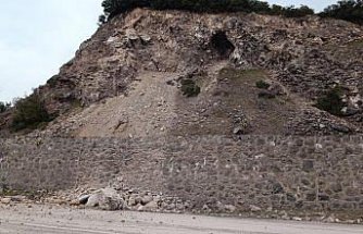 Tokat'ta kaya parçalarının düştüğü yolda ulaşım kontrollü sağlanıyor
