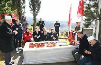 Trabzon Büyükşehir Belediye Başkanı Genç'ten şehit pilot Gençcelep'in mezarına ziyaret