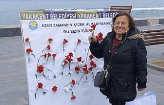 Yakakent Belediyesinden kadınlara çiçek sürprizi