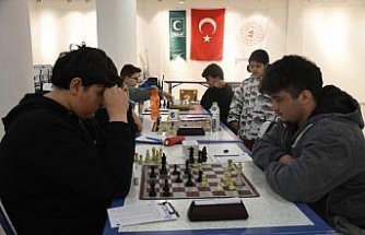 Yeşilay Düzce Şubesi tarafından düzenlenen satranç turnuvası başladı